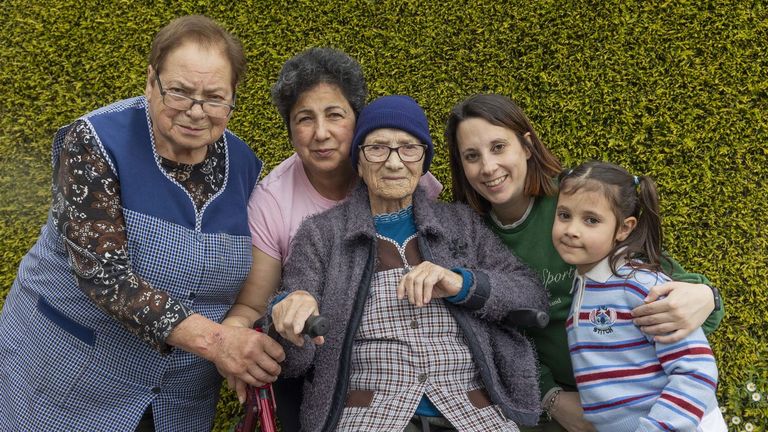 Cinco generaciones de mujeres de Coristanco esperan la llegada de Cairo, el segundo tataranieto de Carmen