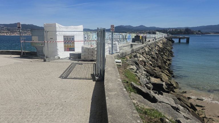 Baiona cierra el espigón de A Doca para ejecutar el mural del muelle