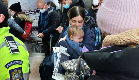 Yelena sostiene a su beb en brazos en el aeropuerto de Suceava.