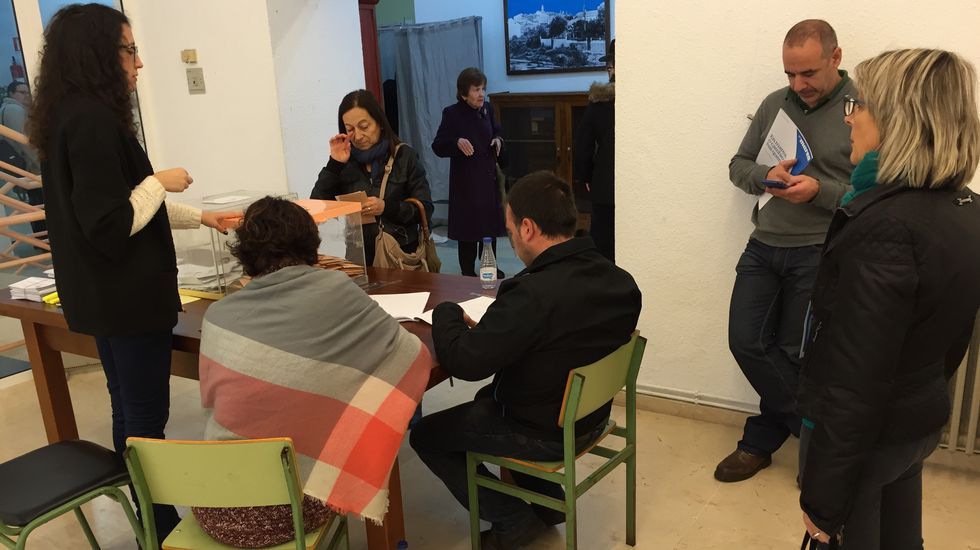 La oficina de Turismo, derecha, est� en Vigo de Sarria. 