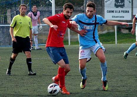 �scar M�ndez, a la izquierda, trata de controlar un bal�n en un partido en O Sango�edo. 