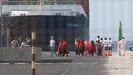 Varios miembros de Cruz Roja atienden a un grupo de inmigrantes en Puerto del Rosario, Canarias.