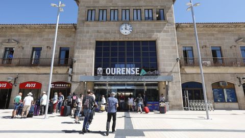 Turistas en la estación de tren de Ourense