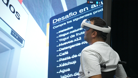 Manu, usuario de la rehabilitacin Supermercado 4.0 instalada en el CITIC.