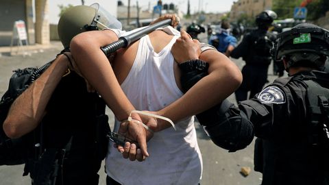Un hombre es arrastrado por la polica israel en Jerusaln
