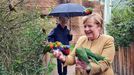 Merkel, alimentando a loros arcoíris en un parque de aves en Marlow (Alemania)