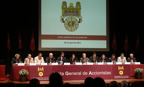 Un momento de la junta ordinaria de ayer, celebrada en el Teatro Principal de Pontevedra. 