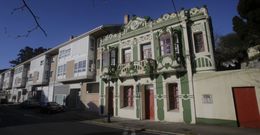 La Casa da Arrigada est en la carretera de la estacin y fue restaurada recientemente. 
