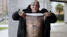 Jonathan Novo Santos joven lucense de 25 aos, muestra sus decenas de tatuajes.