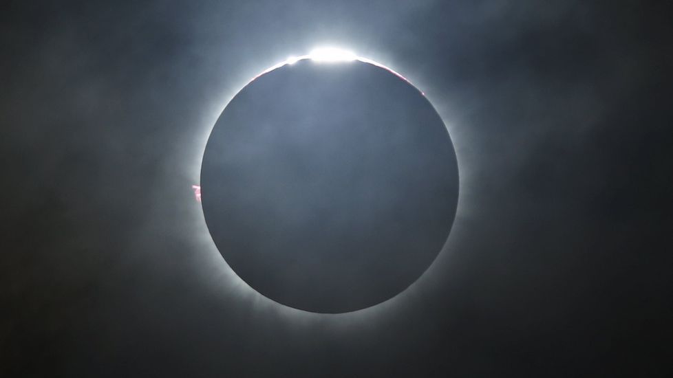 Imagen del eclipse desde una playa de Indonesia. 