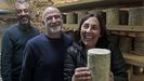 Los propietarios de Arias Monis, en la cava en la que madura el queso azul
