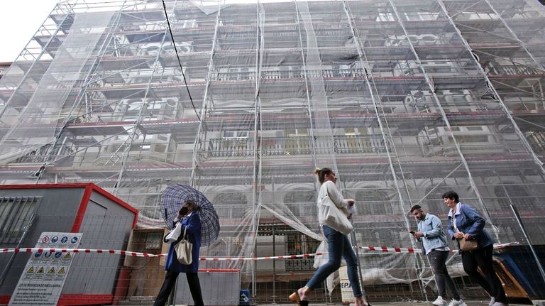 Obras de restauración de la fachada del inmueble que ocupa el Concello de Pontevedra en Michelena 30