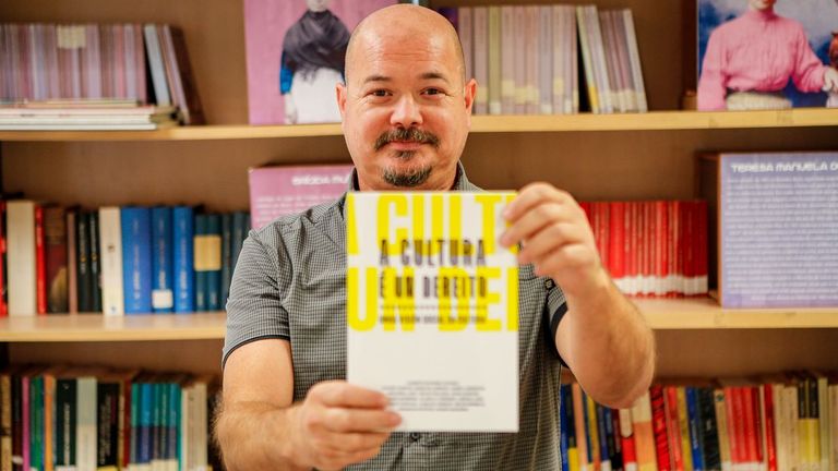 Alberto García amosa o seu novo traballo editorial