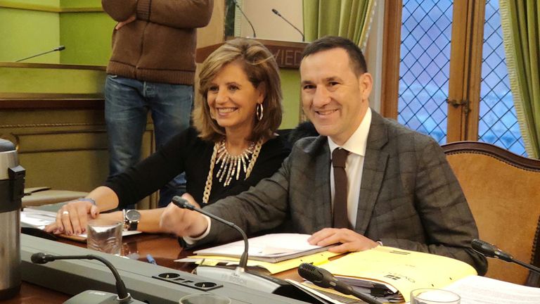 El concejal de Economía, Javier Cuesta, junto a la edil de Deportes, Concepción Méndez, en el pleno municipal de Oviedo.