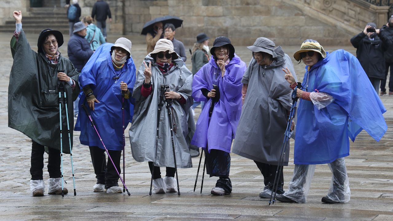 Un grupo de peregrinas asiticas, ayer, a su llegada a la plaza del Obradoiro. 