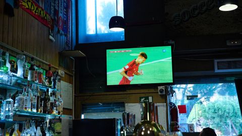 Pantallas de televisin en un bar con la retransmsin de un partido de la seleccin espaola en el Mundial 2022.