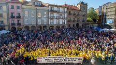 Centenares de personas se han concentrado frente al Ayuntamiento de Avils para protestar contra el cierre de Alcoa