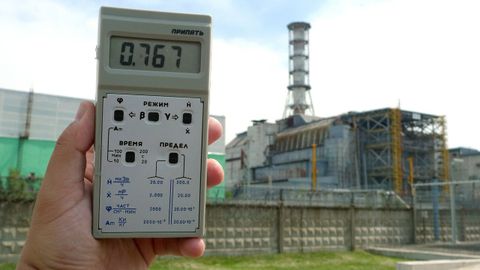 Imagen del reactor número 4 de la central nuclear en el año 2009. El dosímetro marca niveles altos de radiación. 