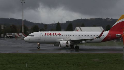 Imagen de archivo de un avión de Iberia aterrizando en el aeropuerto de Alvedro, en A Coruña.