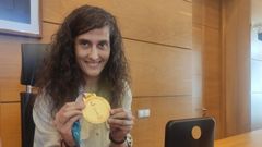 La nueva seleccionadora femenina, Montse Tom, posa orgullosa con la medalla del Mundial durante una recepcin en su pueblo natal, Pola de Siero