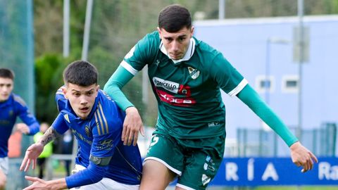 Adri Fern�ndez disputa un bal�n durante el Vetusta-Coruxo