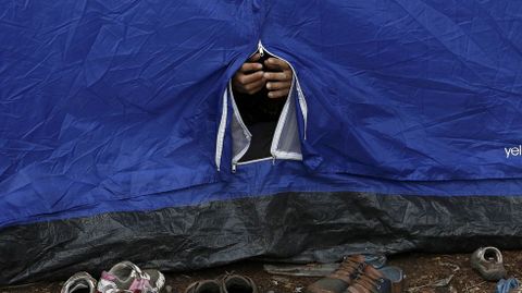Un refugiado sirio cierra la tienda de campaa familiar en la frontera entre Grecia y Macedonia