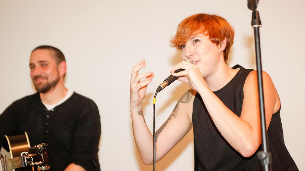 Los perros abandonados con una de las personas que los recogi� el pasado viernes. 