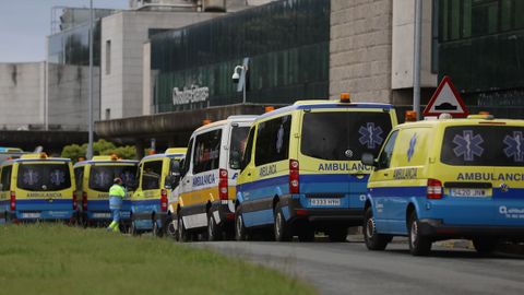 Ambulancias frente al CHUS, en Santiago