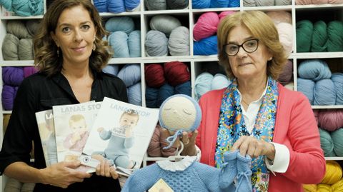 Mónica y Loli, con la revista que se edita con los modelos y patrones que ellas hacen desde Pontevedra. 