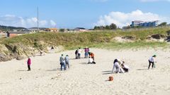 Limpieza de la playa de O Vilar en la jornada organizada hace un ao
