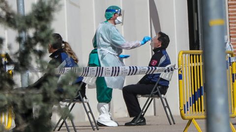 Una sanitaria le realiza a un polica municipal uno de los test rpidos de coronavirus que ha adquirido el Ayuntamiento de Madrid