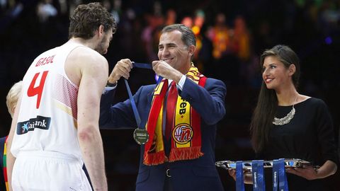 Entrega de la medalla a Pau Gasol tras ganar el Eurobasket 2015