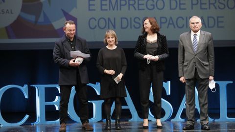 El reportero gráfico Carlos Purriños y la periodista Matilde Vázquez  (de TVE Galicia) recibieron uno de los premios al apoyo de la prensa