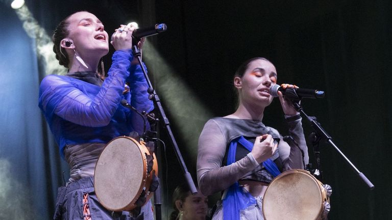 Fillas de Cassandra adiántase ao «streaming»: o seu novo álbum poderá escoitarse nunha exposición