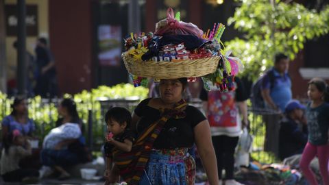 Una vendedora camina hoy por las calles de la ciudad de Antigua (Guatemala). 