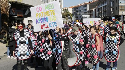Desfile de entroido del colegio Filomena Dato y del Centro Ocupacional As Burgas por las ras de A Valenz