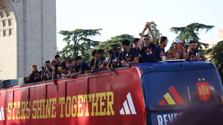 En directo: Cientos de miles de aficionados saludan a los campeones del mundo