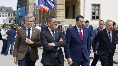 El presidente de la Xunta de Galicia, Alfonso Rueda; el alcalde de Ribadeo, Daniel Vega; y el presidente del Principado de Asturias, Adri�n Barb�n, a su llegada a los Encuentros en el Eo 2026