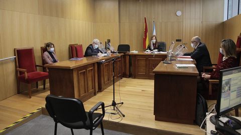 Vista en el juzgado entre los concejales criticos y el partido Democracia Ourensana