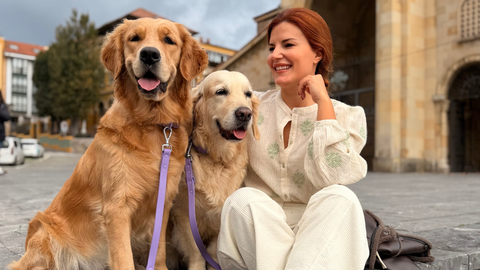 Alba Ciordia, junto con sus dos perras Claire y Briana