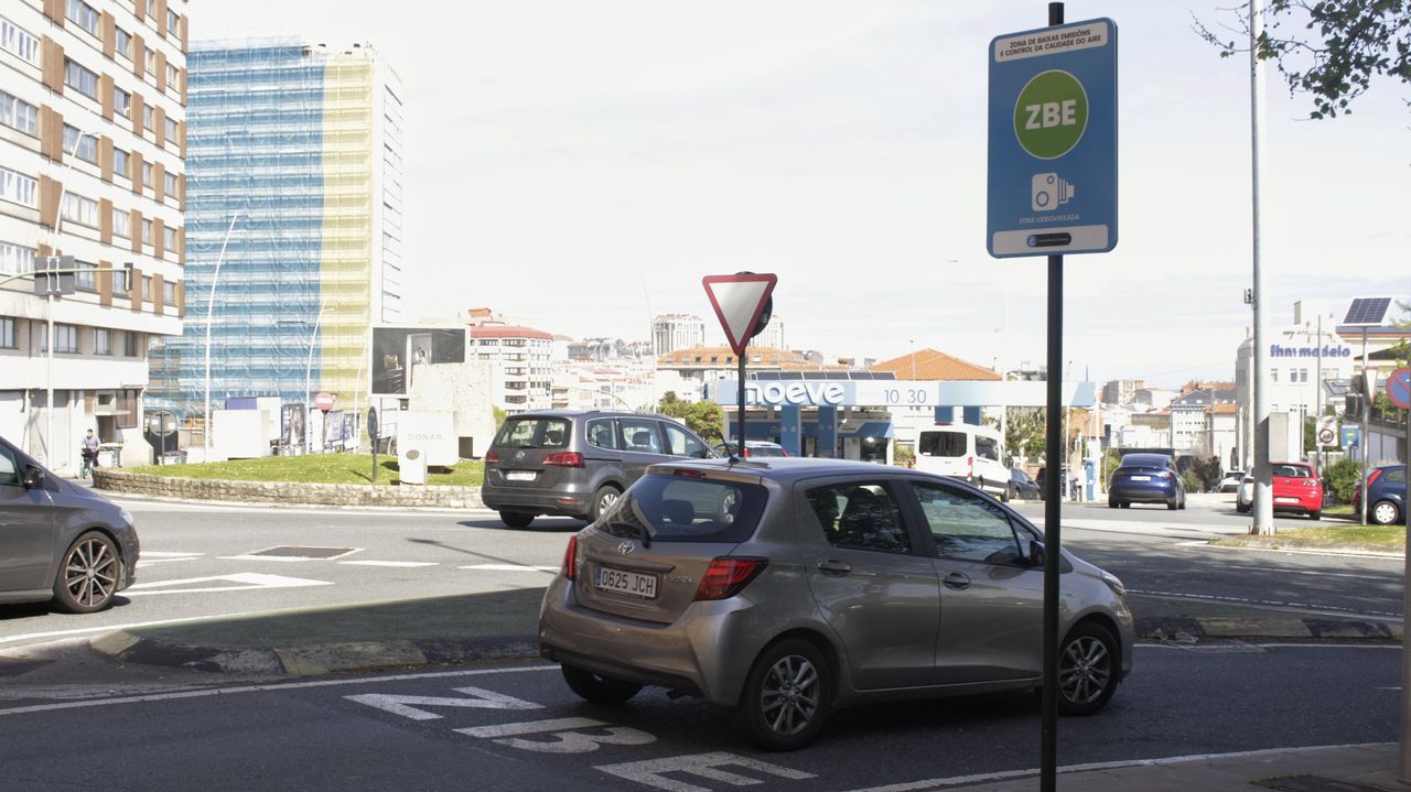 Se�alizaci�n horizontal y vertical de las ZBE en el cruce de ronda de Nelle y paseo de Ronda. 