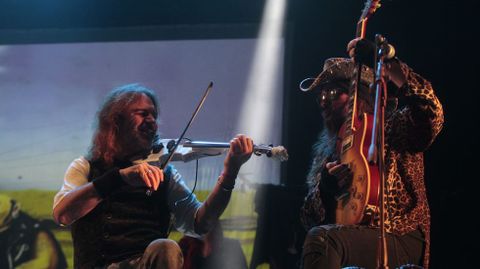 El violinista Moha y el guitarrista Vctor de Andrs, durante el concierto de Mgo de Oz en Monforte