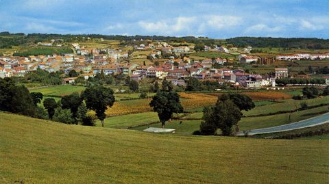Unha vista do casco urbano de Chantada desde a aldea de Quintelia nunha postal da dcada de 1960
