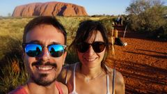 Borja y Beatriz ante el Uluru, monolito de arenisca sagrado para la poblacin indgena australiana ubicado en el llamado Centro Rojo, en el Territorio del Norte del pas. El ncleo grande ms cercano es Alice Springs, a ms de 400 kilmetros