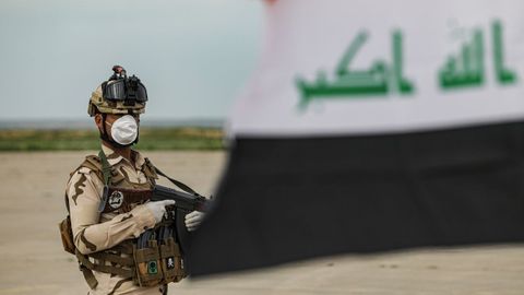 Un miembro de las fuerzas de seguridad iraques vigila un puesto de control