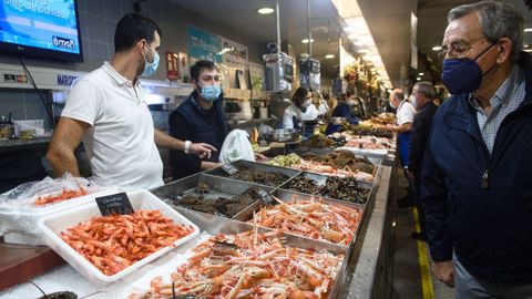 David Martínez compró en la mañana de este miércoles almejas, percebes y vieiras