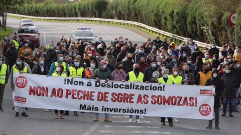Un momento de la movilizacin desarrollada desde la planta hasta el Ayuntamiento de As Somozas