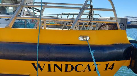 Barco auxiliar para los parques elicos marinos