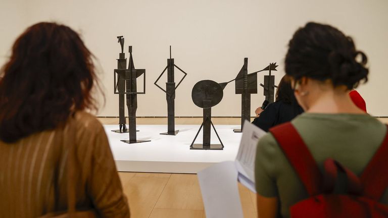 Vista de las esculturas de «Los bañistas» en el Guggenheim de Bilbao.