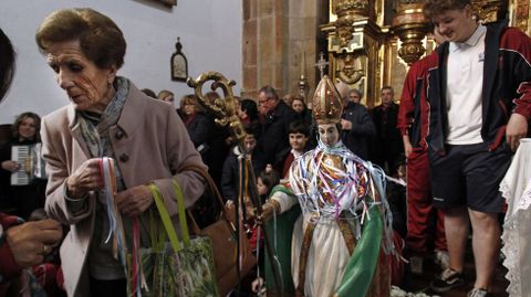 La tradicin religiosa dice que las cintas de San Blas protegen contra los males de garganta